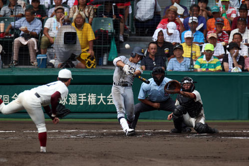 2015年8月17日、甲子園準々決勝　秋田商対仙台育英　4回表仙台育英2死、右越えに先制ソロ本塁打を放つ仙台育英・平沢大河。投手秋田商・成田翔