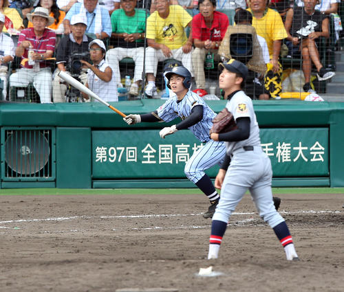 2015年8月20日、甲子園決勝　東海大相模対仙台育英　9回表東海大相模無死、勝ち越しのソロ本塁打を放つ小笠原慎之介。投手佐藤世那