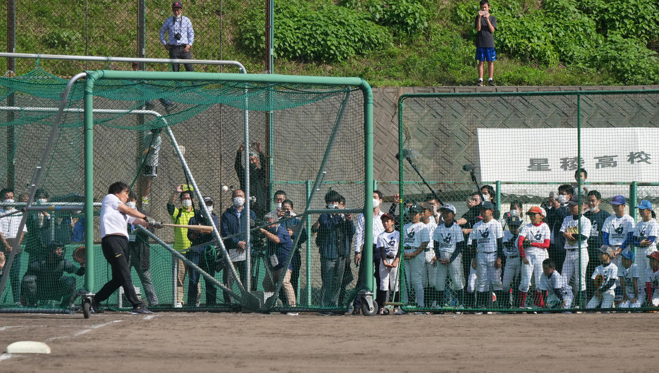 2022年10月15日、野球教室でフリー打撃を披露する松井氏