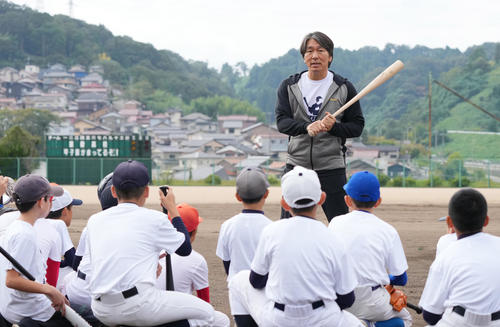 2022年10月15日、野球教室で子供たちに打撃指導する松井氏