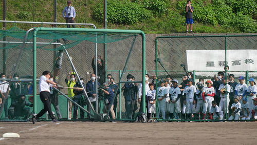 2022年10月15日、野球教室でフリー打撃を披露する松井氏