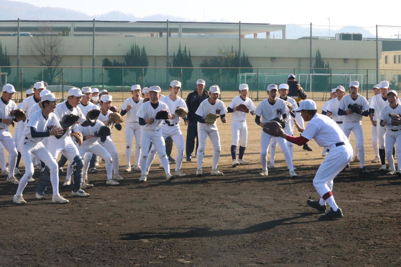 松山商の大野康哉監督は「甲子園塾」で東大阪大柏原ナインに指導する（撮影・林亮佑）