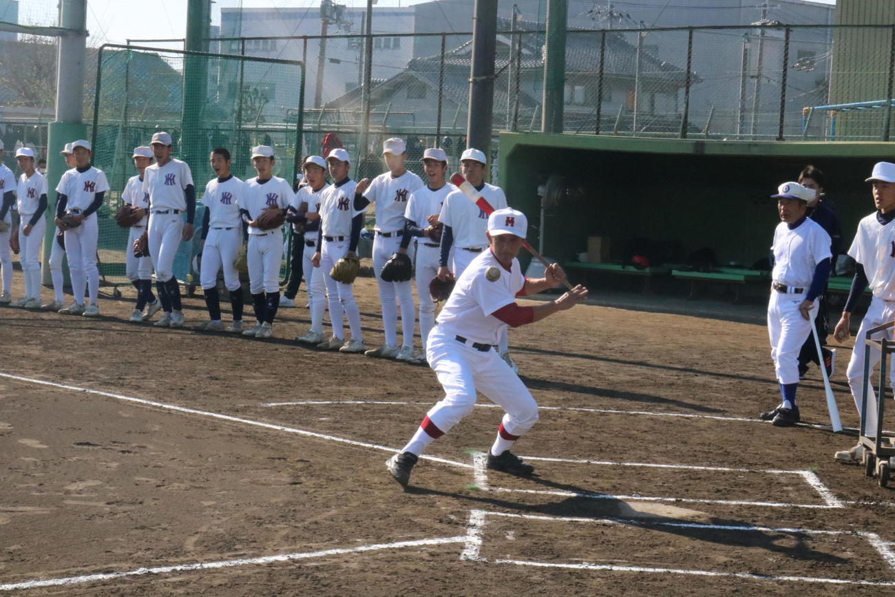 松山商の大野康哉監督は「甲子園塾」で東大阪大柏原ナインにノックをする（撮影・林亮佑）