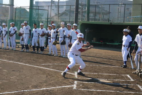 松山商の大野康哉監督は「甲子園塾」で東大阪大柏原ナインにノックをする（撮影・林亮佑）