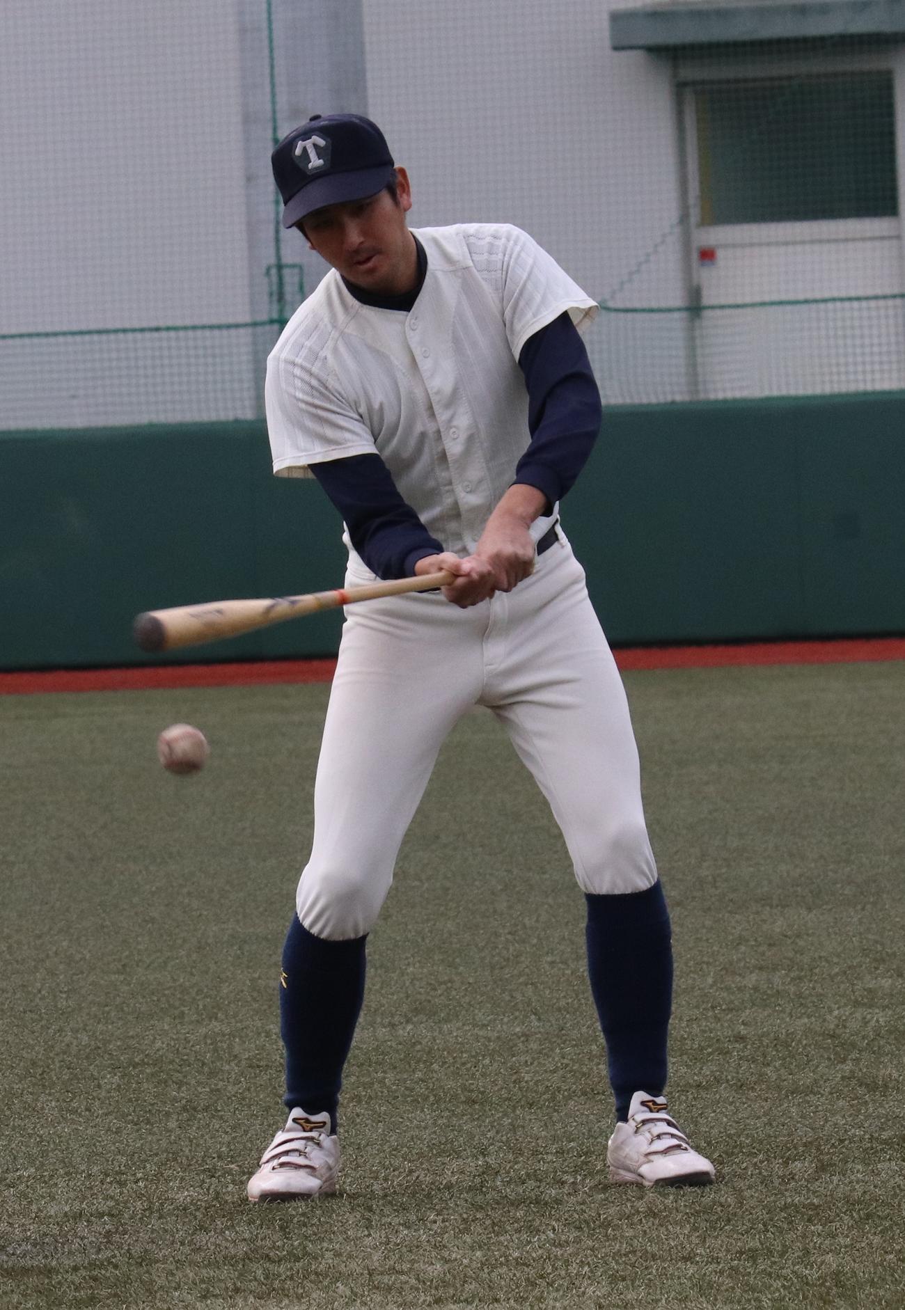 ノックをする帝京・金田監督（撮影・星夏穂）