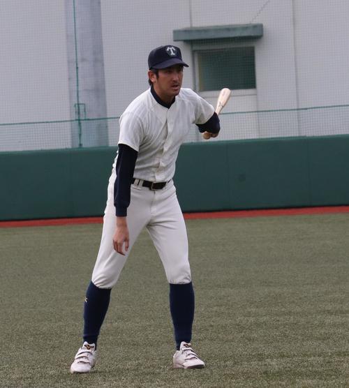 ノックをする帝京・金田監督（撮影・星夏穂）