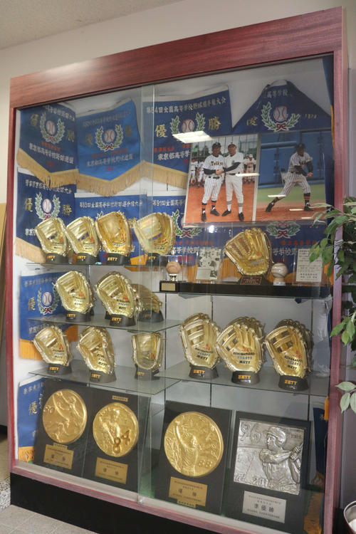 校舎には数々の功績の結果が飾られている（撮影・星夏穂）