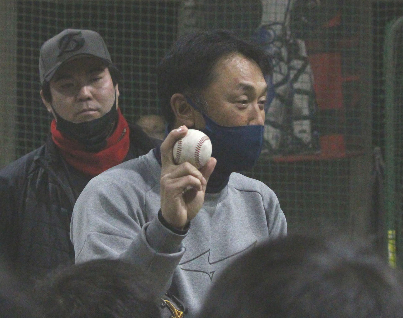 坂元氏（左）のスクールで行われた野球教室で、キャッチボールの重要性について話す元ヤクルト宮本氏（2022年12月28日撮影）