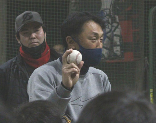 坂元氏（左）のスクールで行われた野球教室で、キャッチボールの重要性について話す元ヤクルト宮本氏（2022年12月28日撮影）