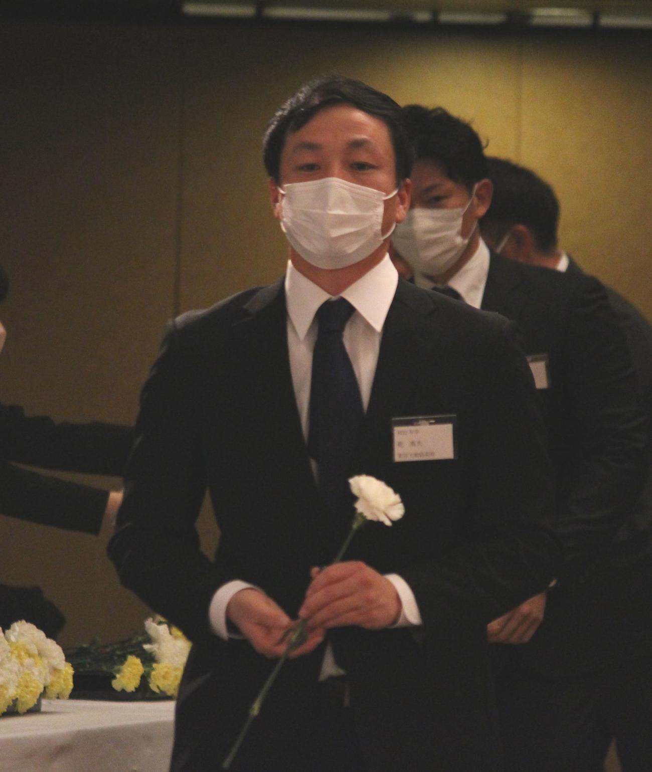 東洋大・高橋昭雄元監督をしのぶ会で献花をする東洋大・乾コーチ（撮影・保坂恭子）