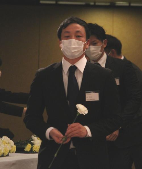 東洋大・高橋昭雄元監督をしのぶ会で献花をする東洋大・乾コーチ（撮影・保坂恭子）