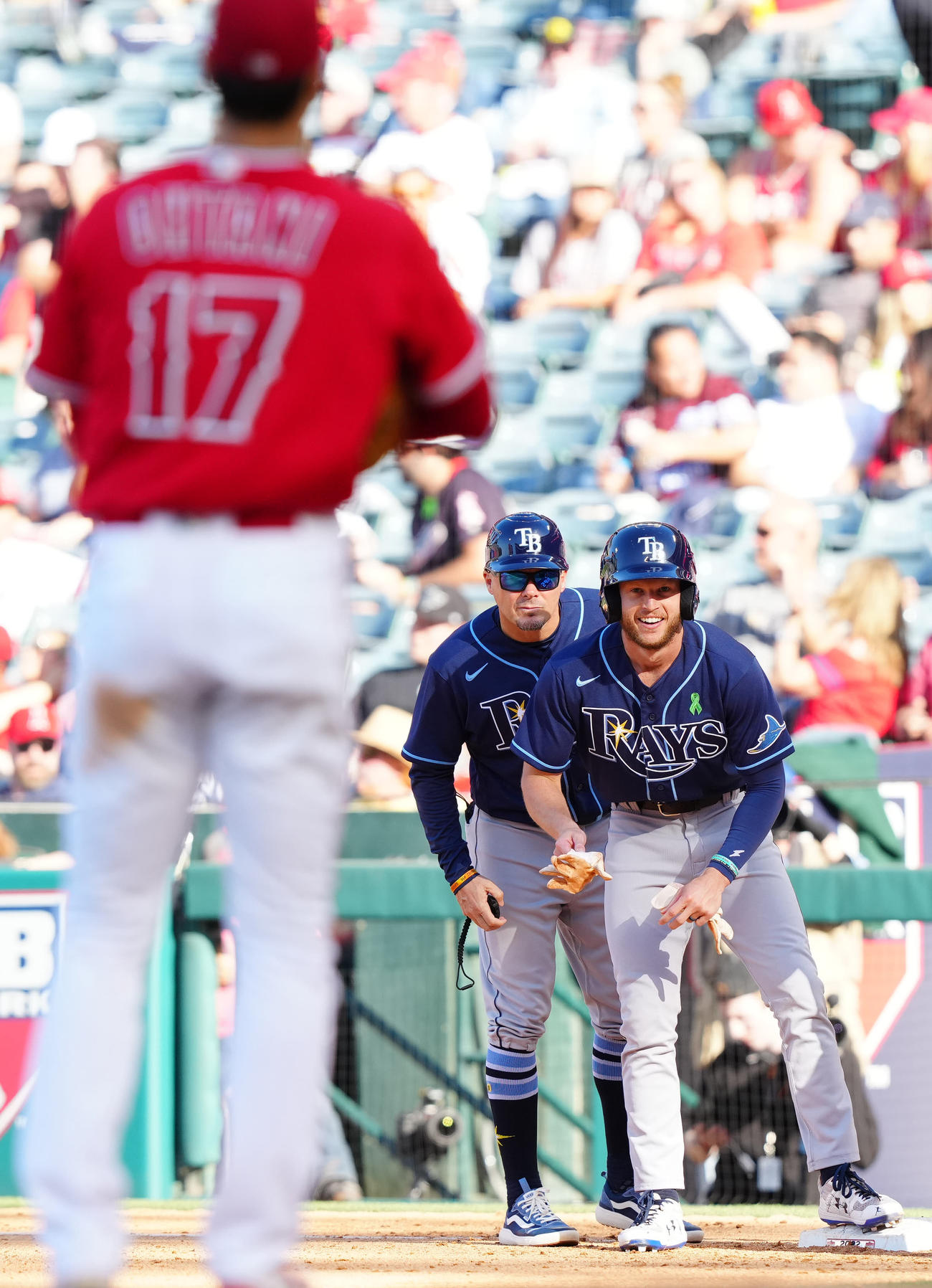 2022年5月11日エンゼルス対レイズ、大谷（手前）から左前打を放ったレイズのフィリップス（右）