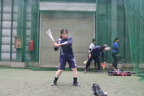 重さ2・5キロの鉄の棒でティ打撃を行う平成国際大女子硬式野球部の選手(撮影・沢田啓太郎)