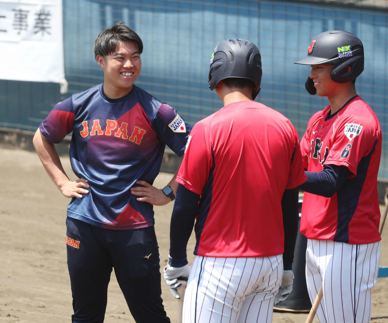 大学日本代表・宗山（右）らと笑顔を見せる玉井マネジャー（撮影・宮地輝）