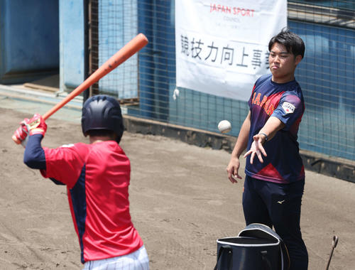 大学日本代表・宗山（左）にボールをトスする玉井マネジャー（撮影・宮地輝）