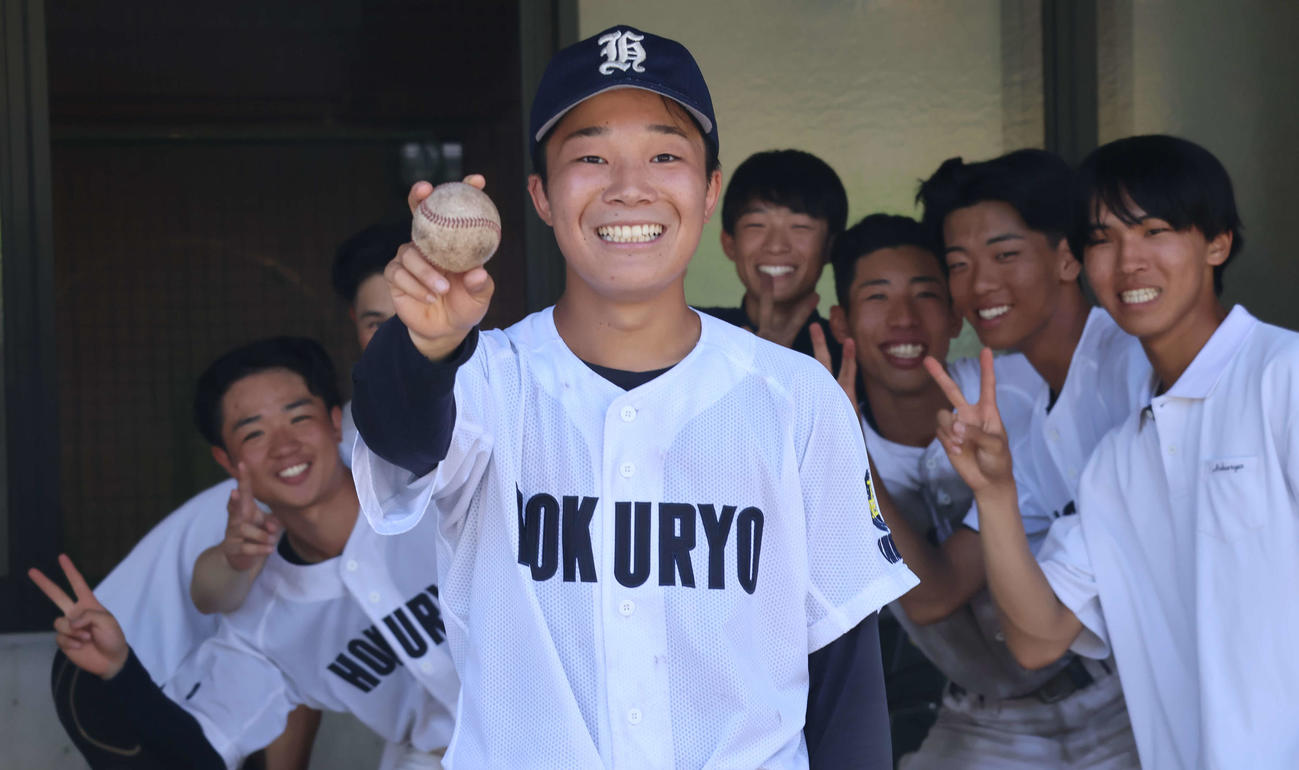 川西北陵対山崎　試合終了後、笑顔の川西北陵・金崎と川西北陵ナイン（撮影・原田竣矢）