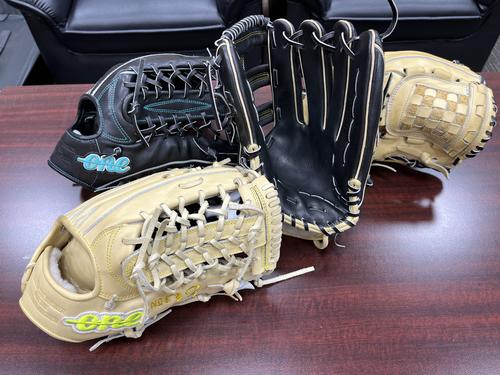 左手前から時計回りに松田使用モデル、柳田使用モデル2個、バスケットウェブタイプ