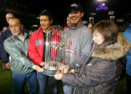 2007年10月、ワールドシリーズ第4戦　ロッキーズ対レッドソックスでワールドチャンピオントロフィーを手に松坂親子で記念撮影。左から父・諭さん、弟・恭平さん、大輔さん、母・由美子さん