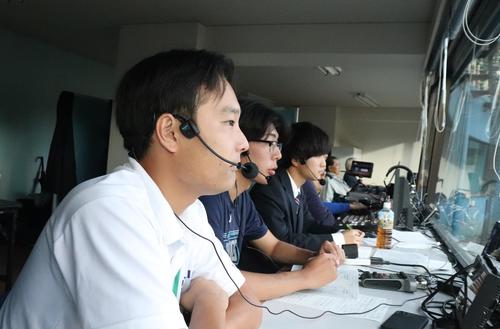 首都大学野球で実況と解説を行う学生（撮影・星夏穂）