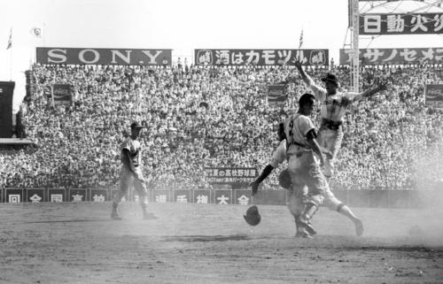 1973年8月、サヨナラで優勝を決め大喜びの広島商ナイン