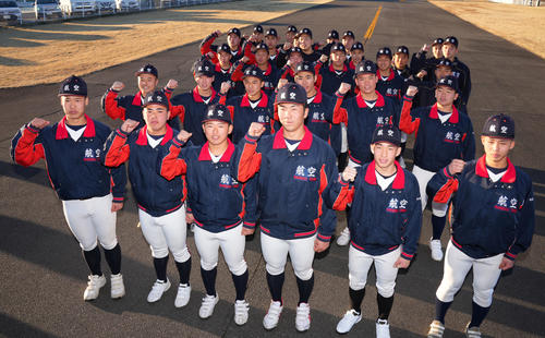 1月26日、センバツ出場が決まり笑顔でガッツポーズする日本航空石川の選手たち