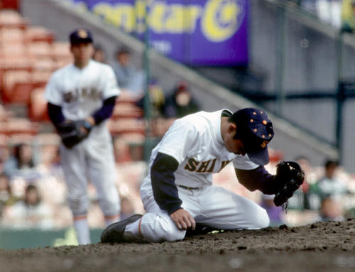 95年センバツ、準々決勝で敗れがっくり膝をつく神港学園・杉本祐樹