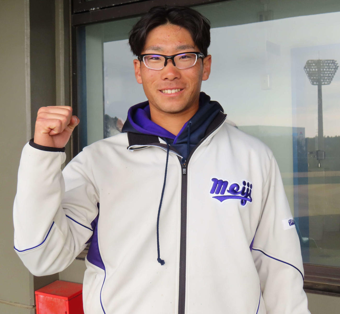 静岡・沼津で行われたキャンプでガッツポーズを決める明大・瀬（撮影・佐瀬百合子）