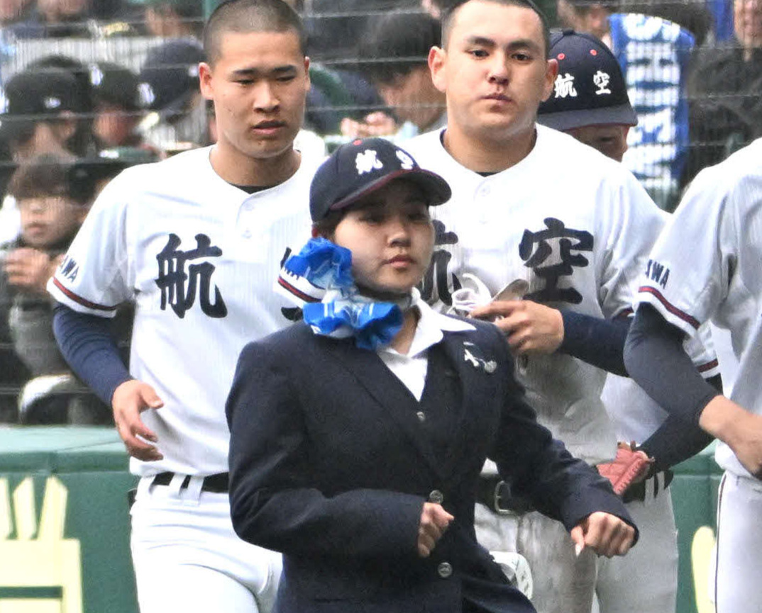 八戸学院光星対星稜　星稜に負け肩を落とす日本航空石川・森山尚良マネジャー（中央）（撮影・石井愛子）
