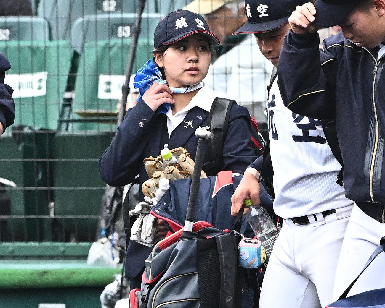 常総学院対日本航空石川　試合後、あいさつのため整列する日本航空石川・森山マネジャー（左）（撮影・滝沢徹郎）