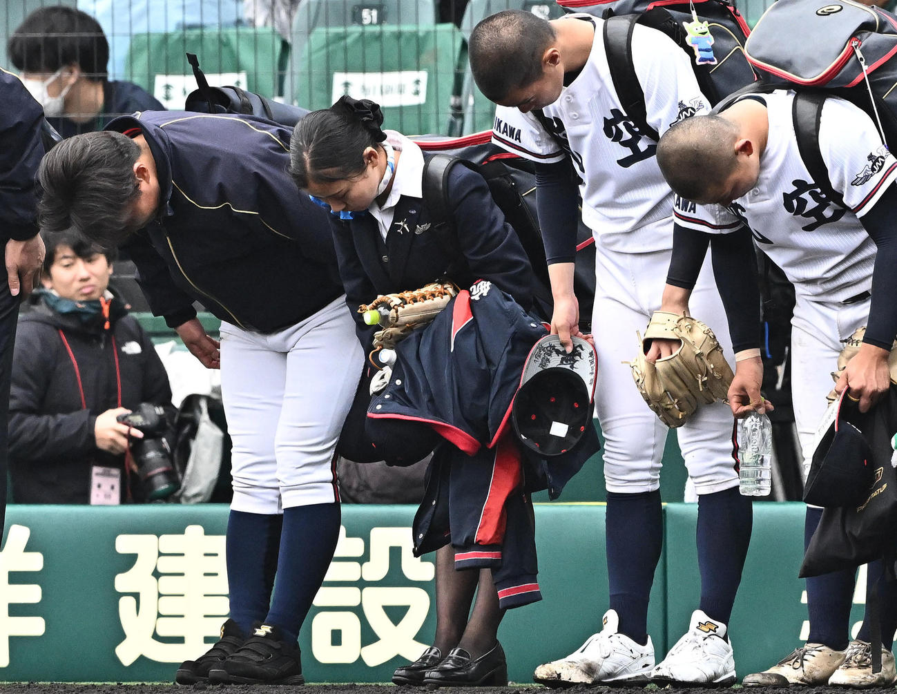 常総学院対日本航空石川　試合後、あいさつする日本航空石川・森山マネジャー（左から2人目）（撮影・滝沢徹郎）