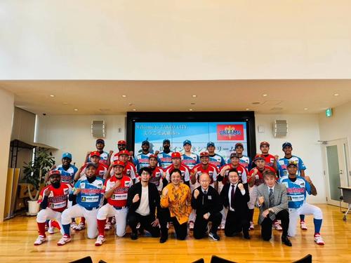 佐賀インドネシアドリームズのメンバー。前列左から4人目が香月監督（香月氏提供）