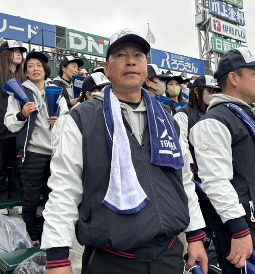 アルプススタンドから応援する阿南光の福田修盛外野手の父章さん