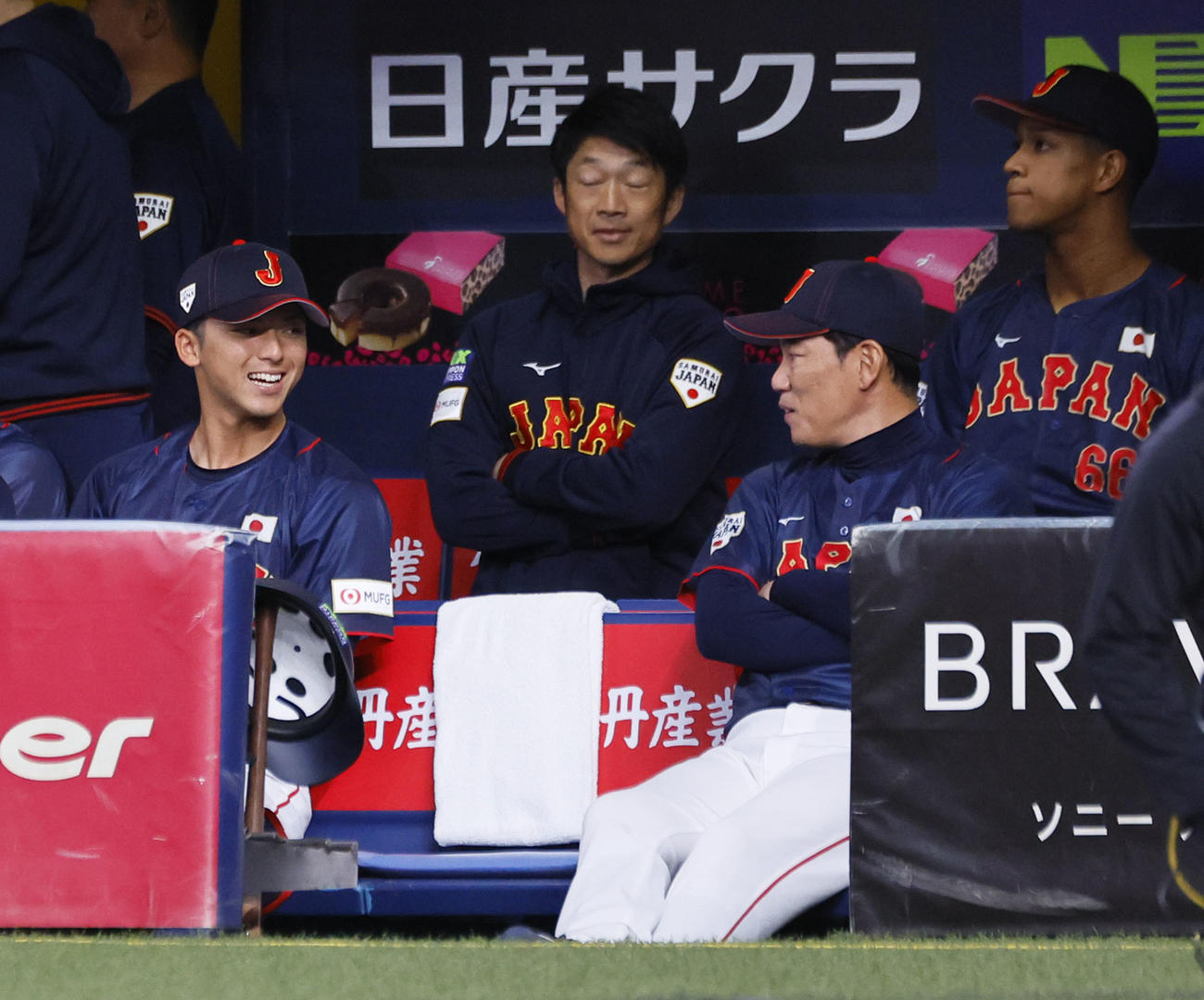 欧州対日本　ベンチで井端監督（右）と話をする宗山（左）（2024年3月7日撮影）