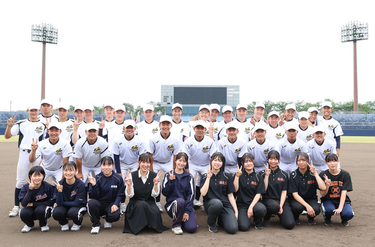 大会を陰で支えた、補助員の選手、女子マネージャーたち（撮影・河野匠）