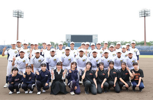 大会を陰で支えた、補助員の選手、女子マネージャーたち(撮影・河野匠)