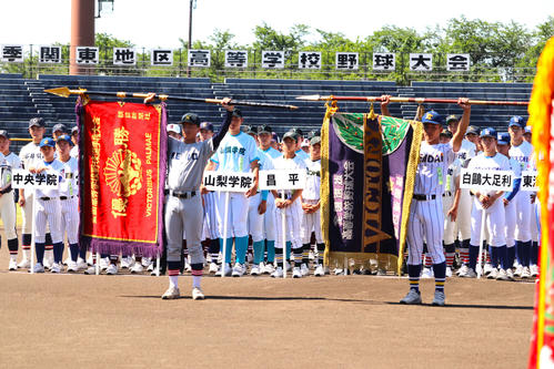 開会式で夏、春の大旗を披露。(左から)深紅の大旗の慶応・加藤主将とセンバツの紫紺の大旗の健大高崎の箱山主将(撮影・保坂淑子)