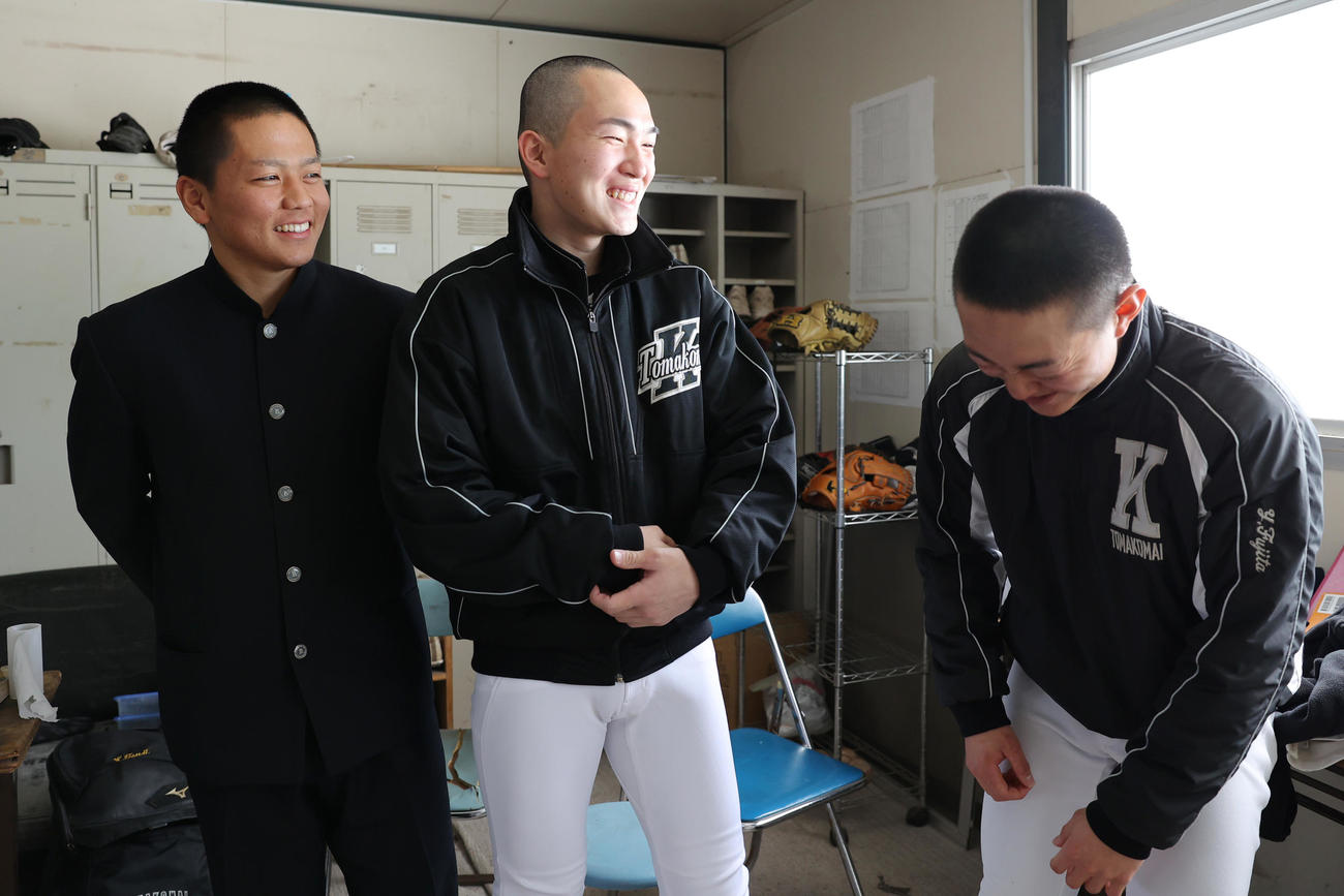 仲間と談笑する学生コーチの松本君（右端）（撮影・青山麻美）