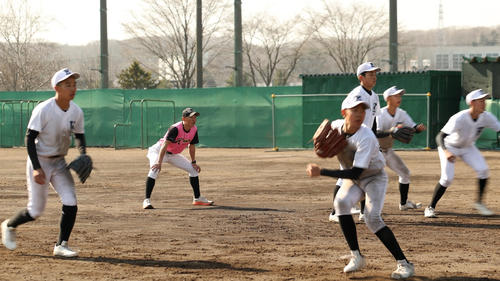 後輩にもアドバイスを送る学生コーチの松本君(左から2人目)(撮影・青山麻美)