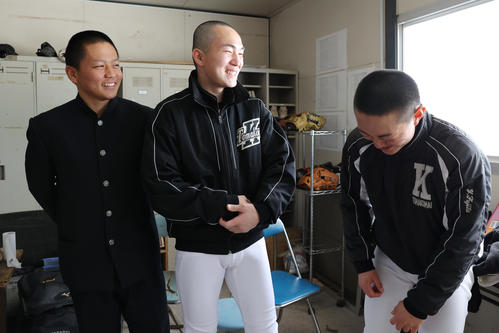 仲間と談笑する学生コーチの松本君(右端)(撮影・青山麻美)