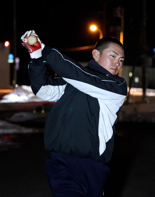 学生コーチとなった後も、素振りは欠かさず行う駒大苫小牧・学生コーチの松本君(撮影・青山麻美)