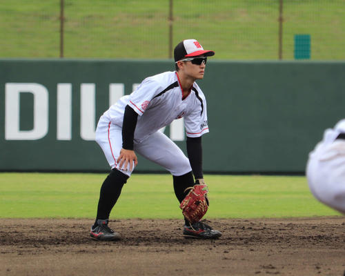 阪神中野拓夢の東北福祉大と三菱自動車岡崎の後輩で3学年下の斎藤育輝。知人からいただいた中野と同色のグラブを使用し、覚悟の3年目にレギュラー奪還へ勤しむ