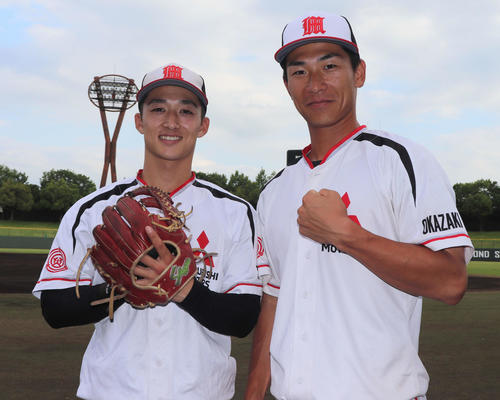 阪神中野拓夢の東北福祉大と現役の三菱自動車岡崎の選手である後輩たち。中野の1学年下の弟分・里見治紀（右）と3学年下で中野と同色のグラブを使用する斎藤育輝