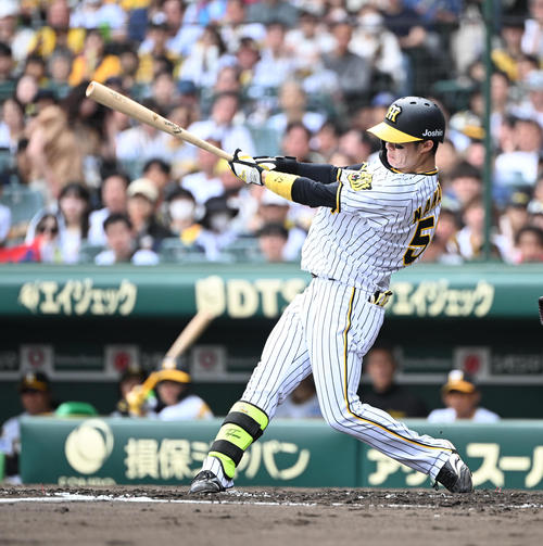 阪神対西武　3回裏阪神1死一、二塁、一塁線を破る適時二塁打を放つ中野（2024年6月8日撮影）
