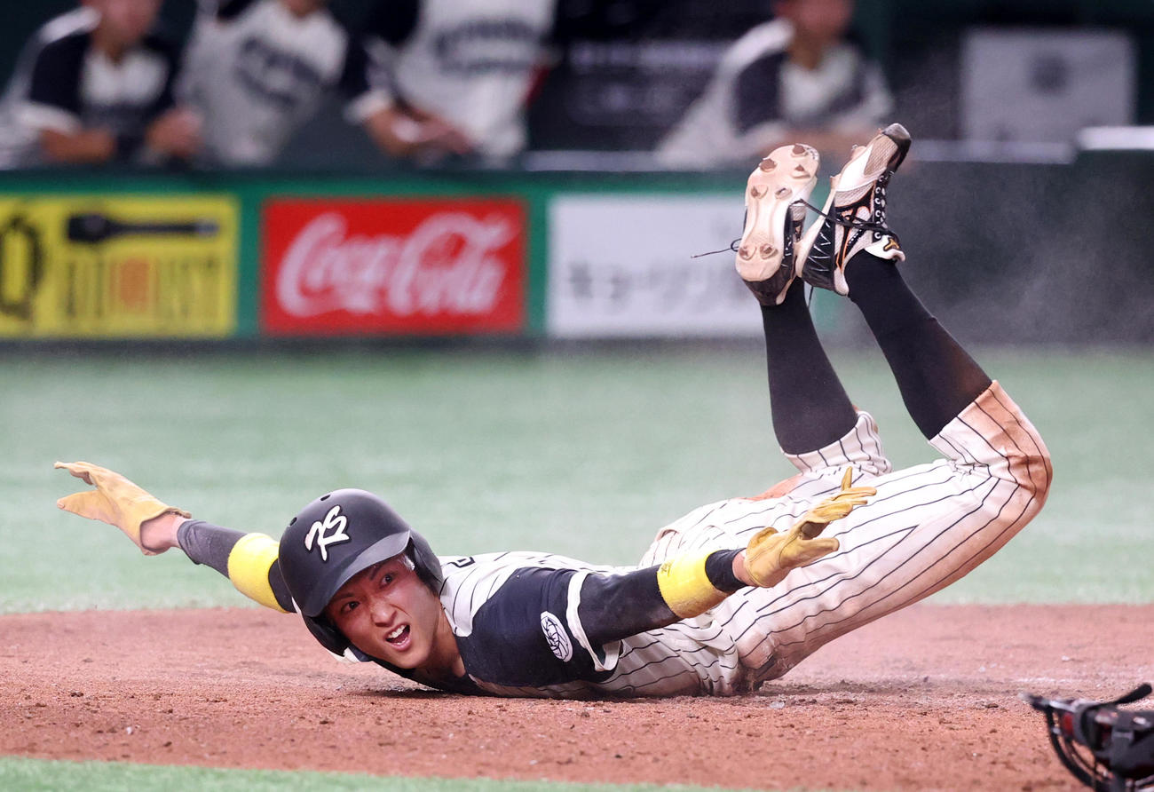 10日福岡大戦の5回、タッチアップから本塁を狙った浦田俊輔は惜しくもアウト