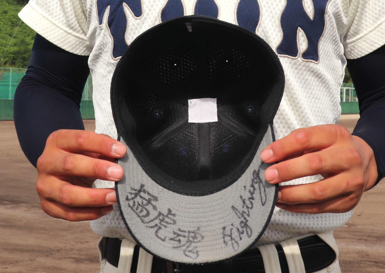 創志学園との練習試合後に帽子のつばに潜む言葉の意味を明かしてくれた、大阪桐蔭・中野大虎投手（2年）（撮影・中島麗）