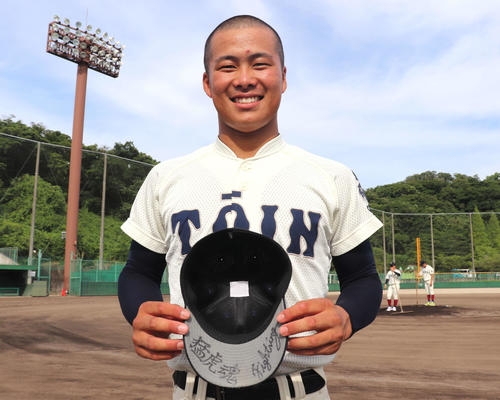 創志学園との練習試合後に帽子のつばに潜む言葉の意味を明かしてくれた、大阪桐蔭・中野大虎投手（2年）（撮影・中島麗）