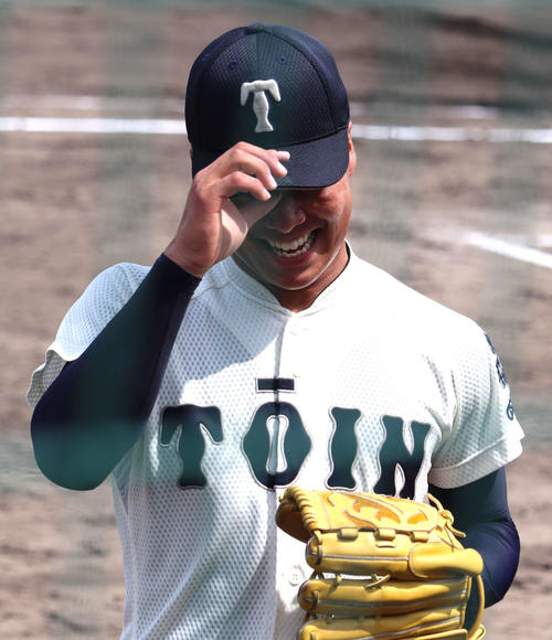 創志学園との練習試合で先発した、大阪桐蔭・中野大虎投手（2年）が4回1死一、三塁のピンチを併殺で打ち取り笑顔でベンチへ（撮影・中島麗）