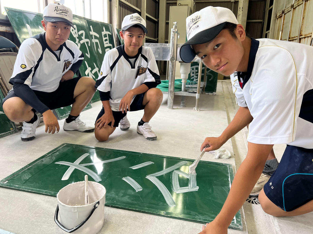 第2試合に出場する「大谷」のボードを筆耕する厚木北の野球部員たち（撮影・金子真仁）