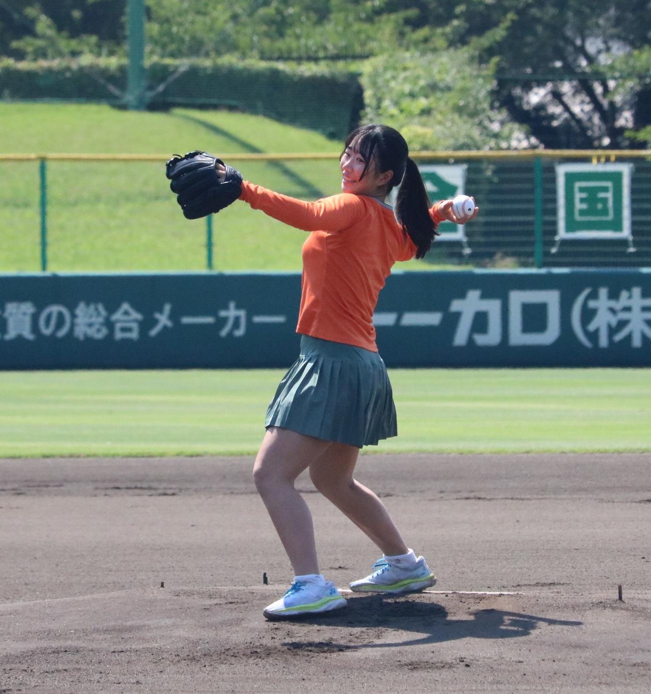 兵庫大会で親和女の西村が始球式をおこなう（撮影・林亮佑）
