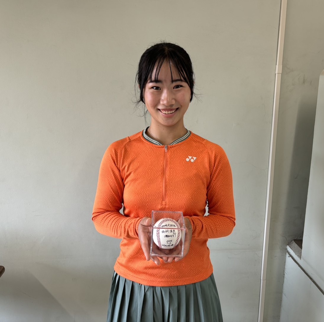 兵庫大会で始球式をおこなった親和女の西村がボールを手に笑顔（撮影・林亮佑）